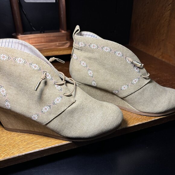 New, Women's Wedge Ankle Booty. Size 8 Regular - Picture 3 of 6